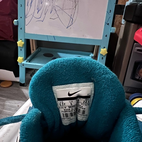 Nike air max speed turf Kids Turquoise and White Sneakers - Picture 2 of 4